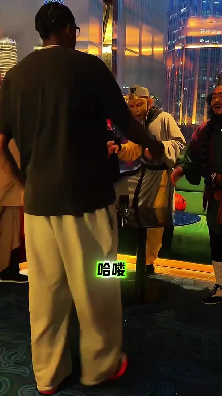 画面太违和了！杰伦威闪现西游群英荟直播间 和“唐僧师徒”同框