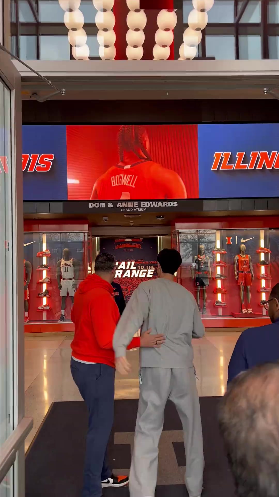 張博源參觀伊利諾伊大學(xué)！這更衣室 這訓(xùn)練設(shè)施條件 不輸職業(yè)球隊(duì)