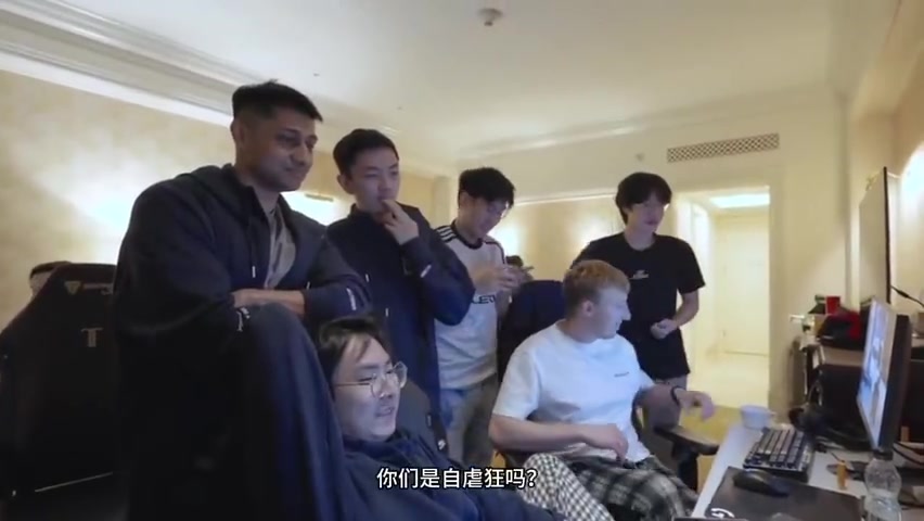 我们要打T1~100T队员看抽签：噢！我妈妈私信我“打T1祝你好运”