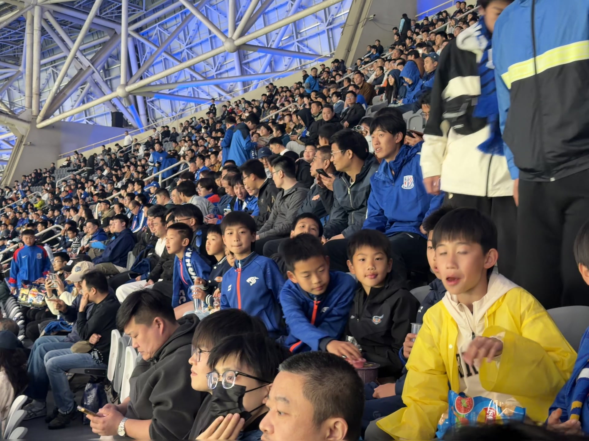 【最新爆料】申城德比战前，申花特邀上海南耀、上海卿少年小球员们走进体❕育场(图3)