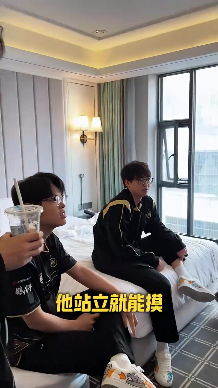 【万博电竞】大胆！EDG选手饭间看篮球比赛-Jieni7：老詹经常走（步）这么多