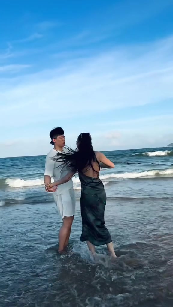 阳光与海滩！陈家政女友晒游玩视频：我们都要越来越好💕