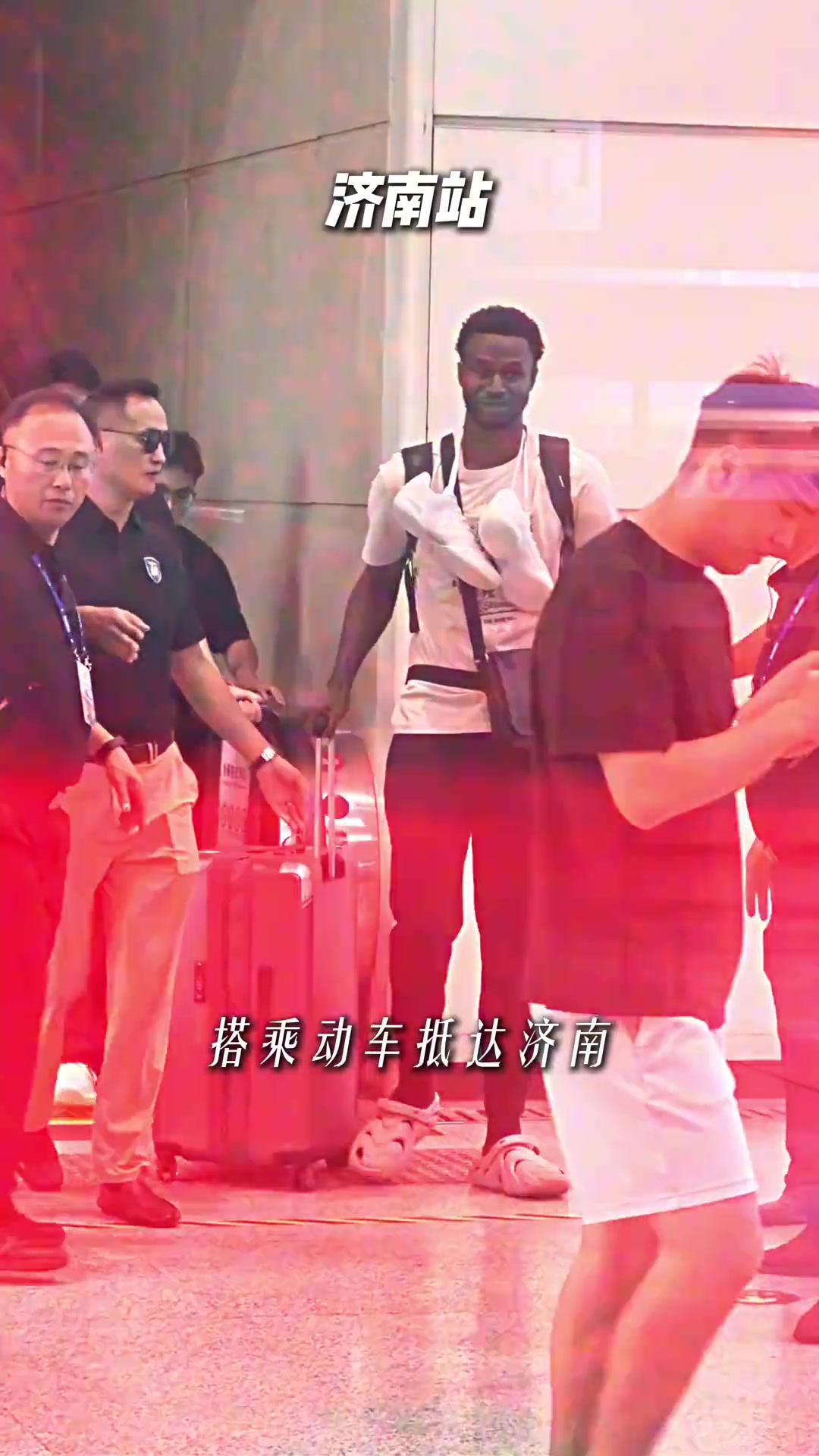 明年再见！维金斯回忆中国行瞬间：感谢你们的爱 谢谢！