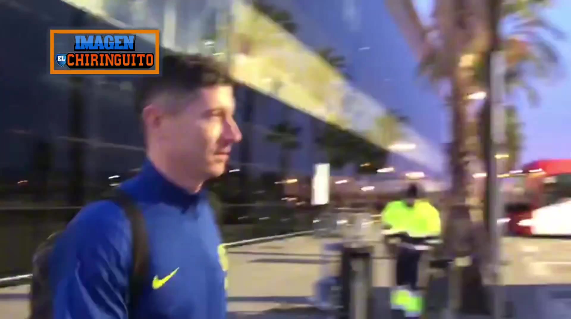 載譽(yù)而歸！巴薩全隊(duì)帶著獎(jiǎng)杯回到巴塞羅那