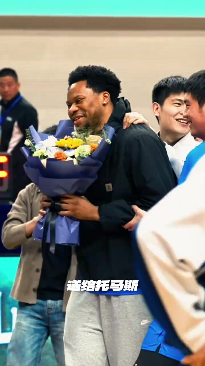 【今日看球要闻】前路漫漫，河南焦作永远是你的家！祝好运托马斯，常回来看❗看！(图1)