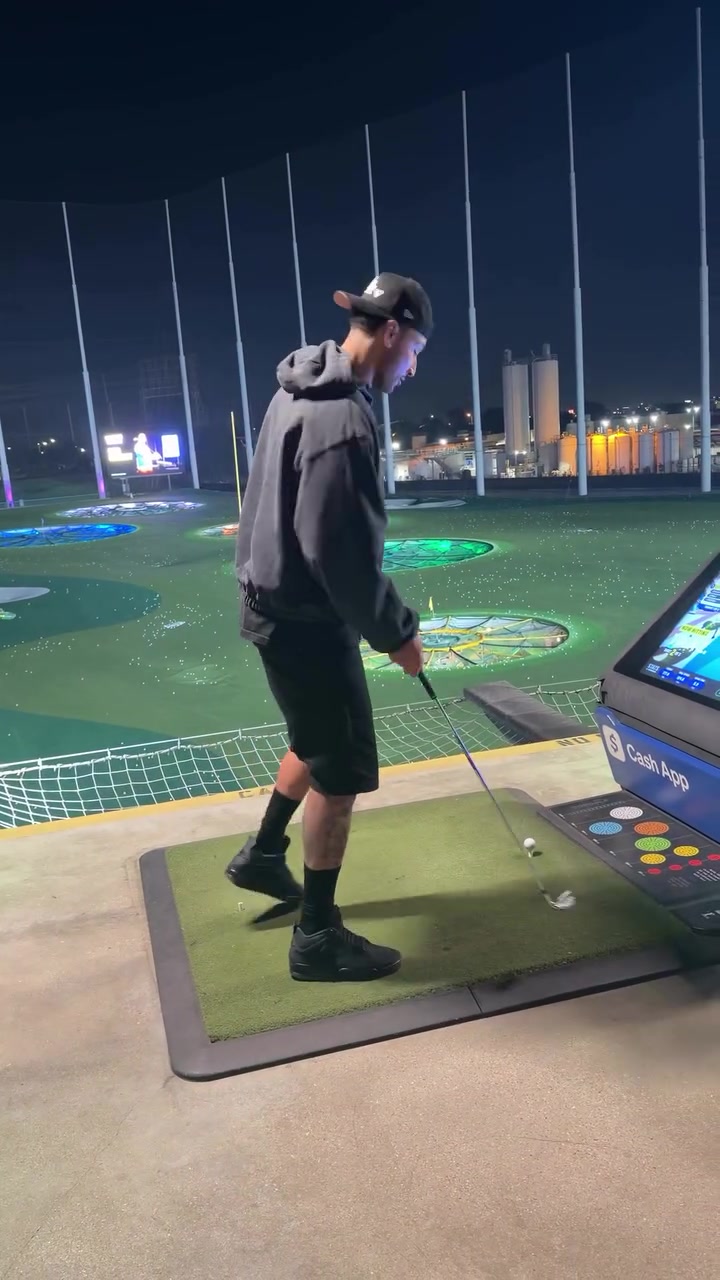 享受精彩人生！本西曬打高爾夫視頻 動作流暢得到友人認可