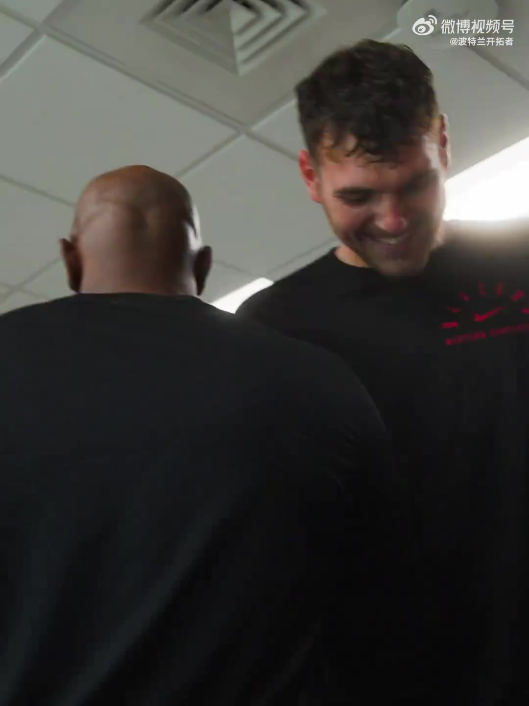 【球盟会】荣耀时刻！卡马拉&克林根分别领取最佳防守二阵&最佳新秀二阵奖杯