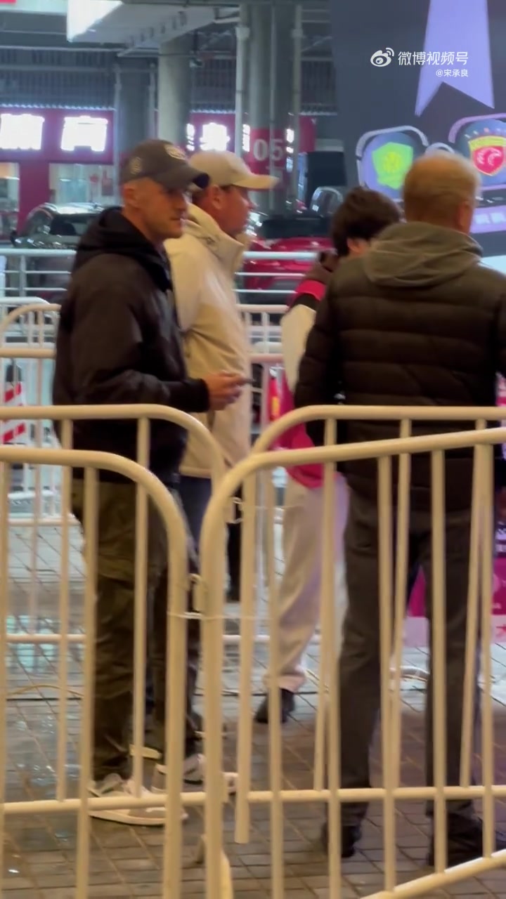 [上海申花]考察对手？记者：申花主帅斯卢茨基来到现场观看超级杯(图2)