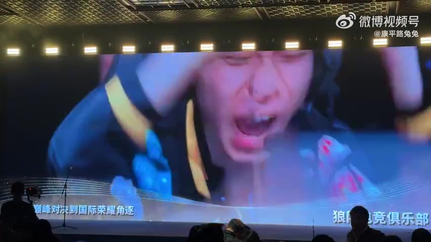 奖杯最好的肯定！AG 微博 狼队获2025福布斯中国卓越电竞俱乐部奖