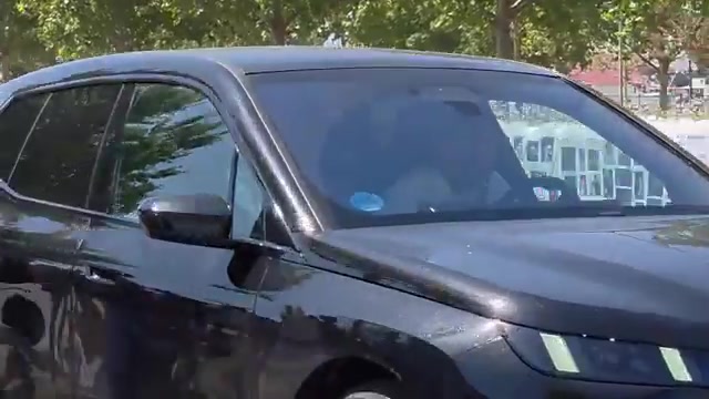 记者：B席身着西装，他即将正式亮相皇马