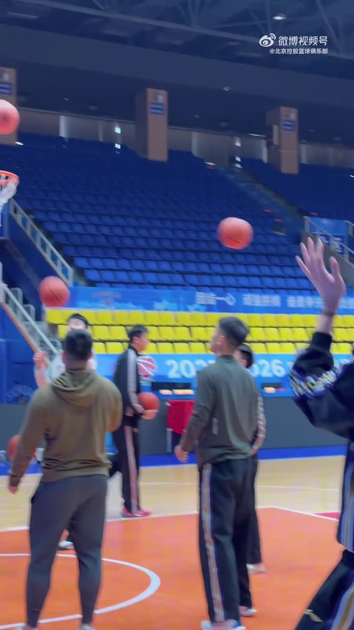 北控新援基茲林克在成都與球隊(duì)會(huì)合 他參加了今天上午的踩場(chǎng)訓(xùn)練