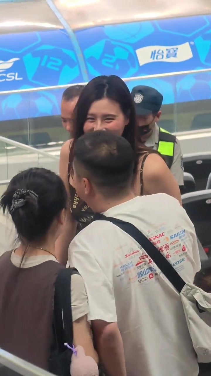 泳坛美女刘湘现场观战海牛vs玉昆，曾在青岛台东六路小学读书