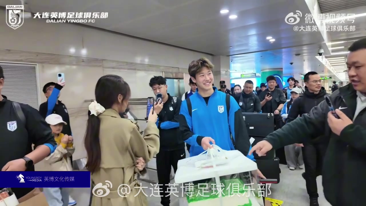 [新闻前线]热情！接机的大连球迷为⭐今天满19岁的杨铭锐送蛋糕，祝他生日快乐(图2)