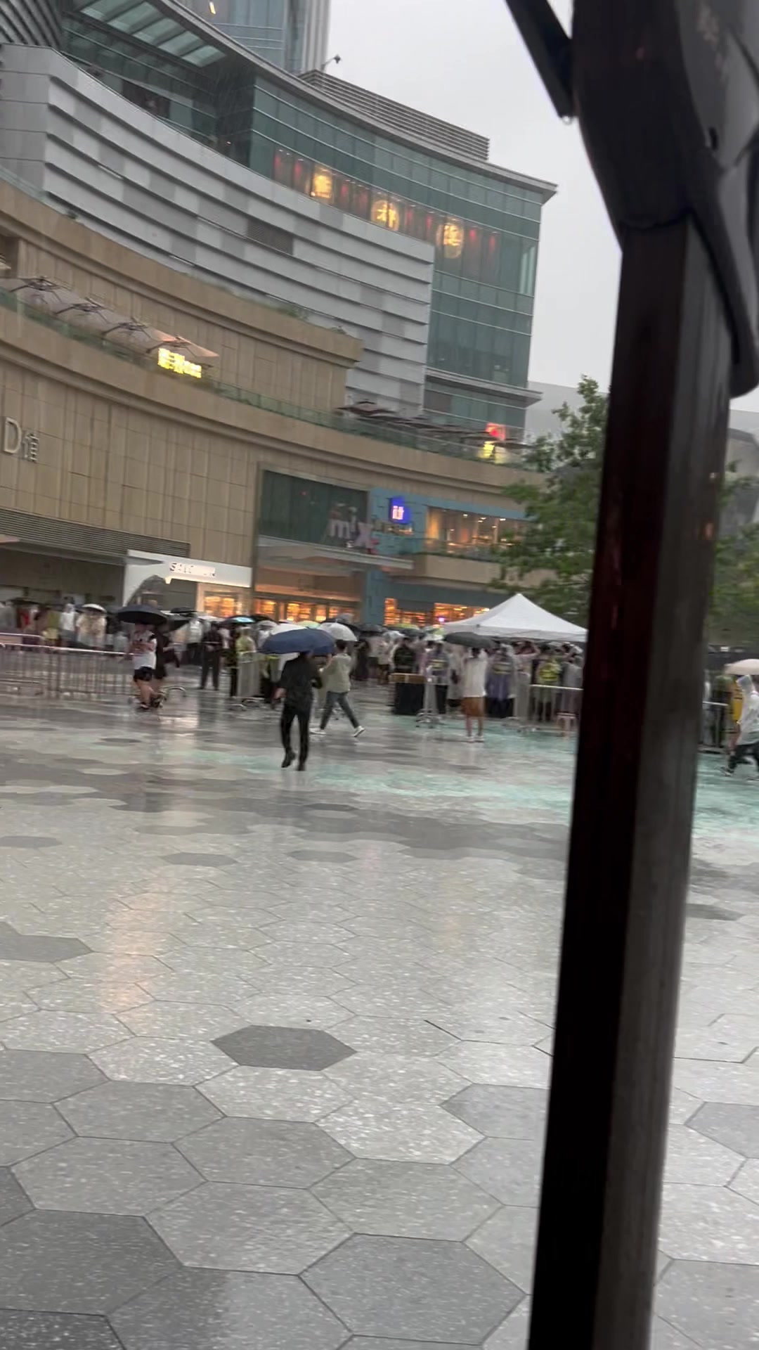 【有道理嘛?】风雨无阻！成都突降暴雨 球迷仍冒雨在詹姆斯中国行活动现场等候(图5)