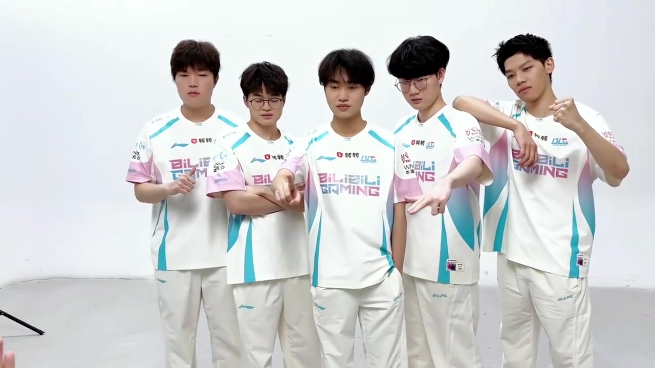 【万博电竞】BLG发布定妆照拍摄花絮：合照花絮～来点会动的喵