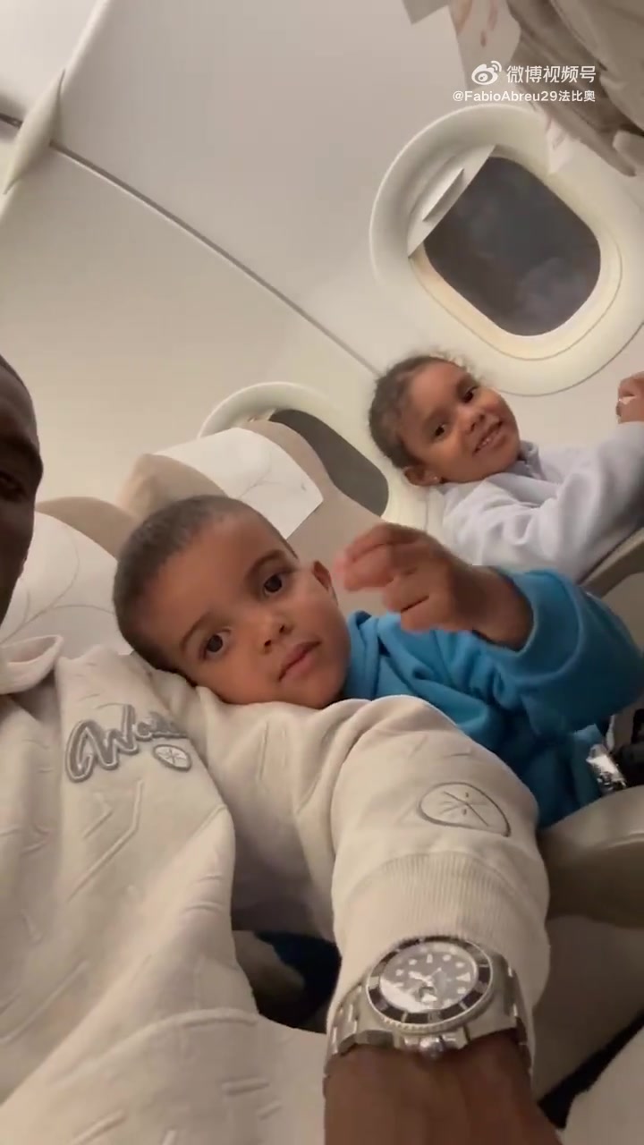 [今日看点]国安外援法比奥今日更新社媒，晒出上周一家人游玩迪士尼乐园视频(图2)