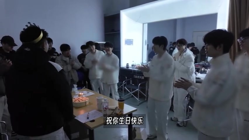 【球盟会】IG发布辅助Jwei生日VLOG：来看看Jwei的狂野派分蛋糕～