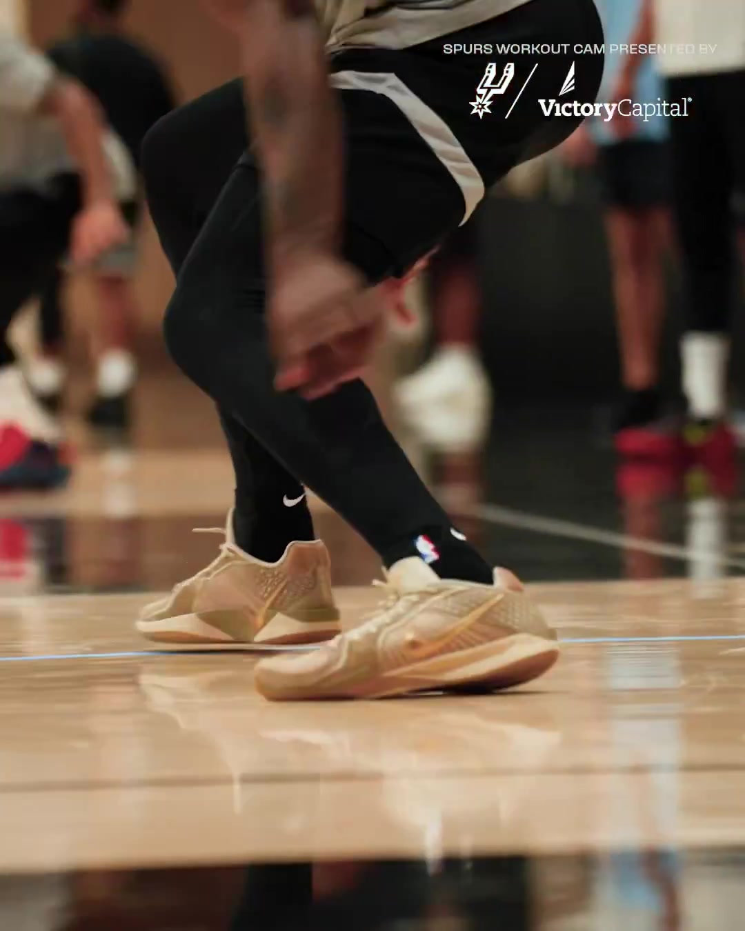 這天賦！馬刺官媒曬訓(xùn)練營的視頻：文班亞馬快攻中秀背扣