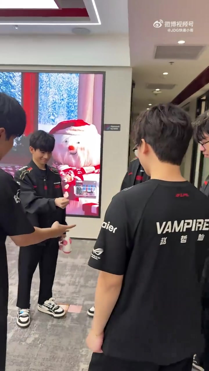 【万博电竞】JDG赛后发布视频：祝小宝们平安夜快乐今夜礼物已送达