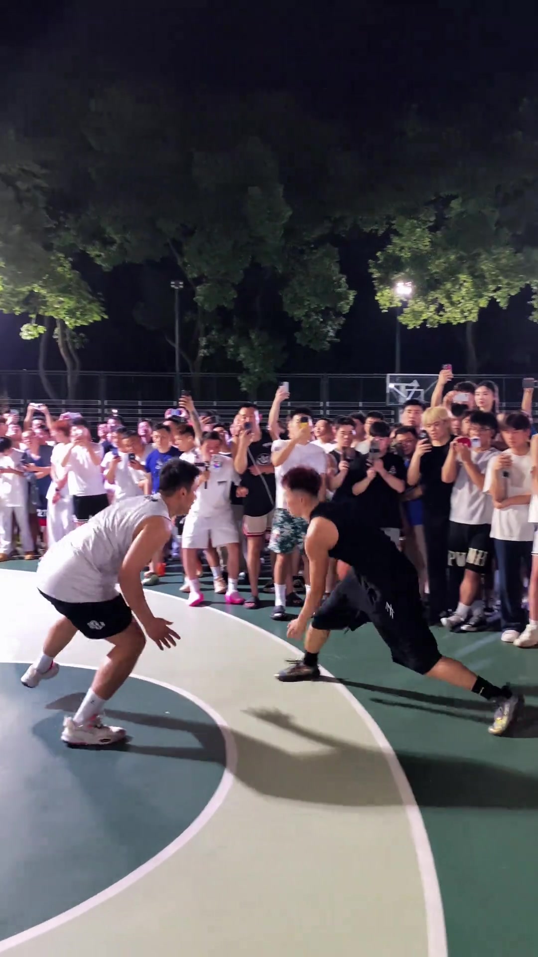 恐怖爆发力！迪亚洛打野球上演惊天钉板大帽 头部和篮筐齐平
