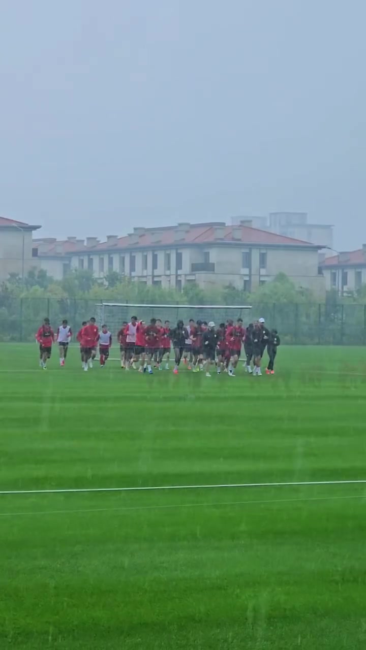 【中国足球】“东北德比” 一触即发 亚泰将士冒雨备战大连英博(图6)