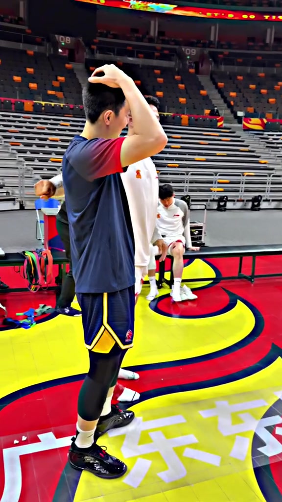 賀希寧曬與廣東男籃眾人致意的視頻：分開(kāi)一千天 天天盼會(huì)面??