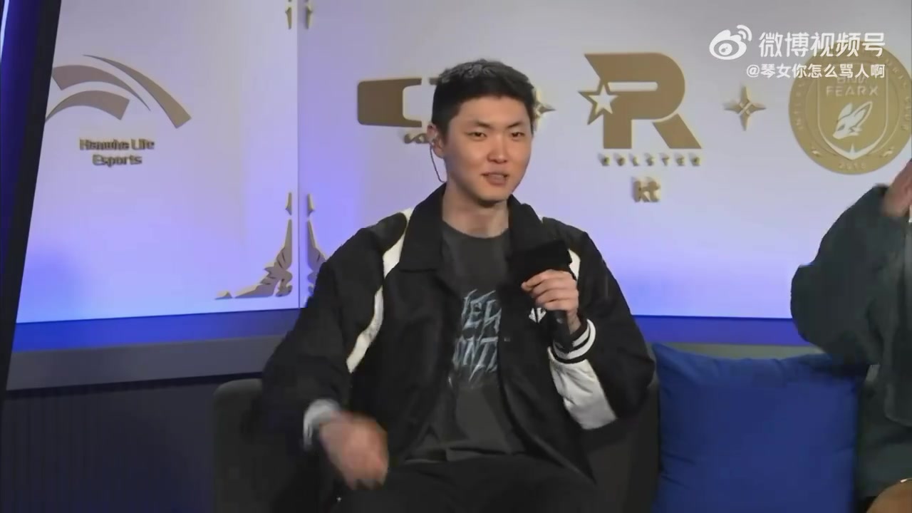 忠诚！LCK季前赛：Chovy后台采访摆出敬礼Pose【球盟会】