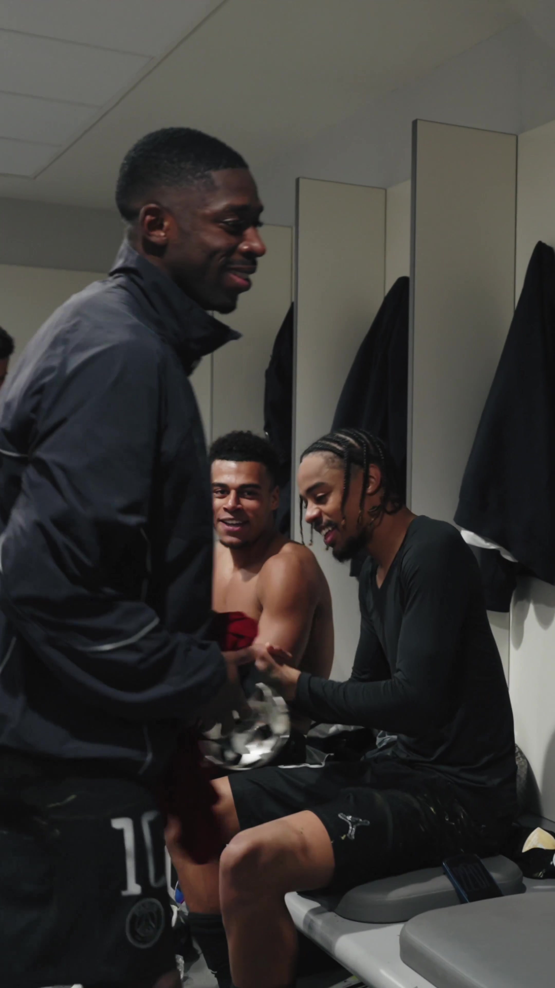 【足球】梅开二度助球队晋级，巴黎众将在更衣室高呼登贝莱MVP(图2)