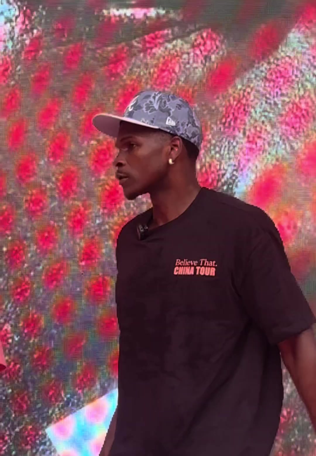 这身材炸裂🤤爱德华兹活动期间不经意漏出雕刻版的腹肌