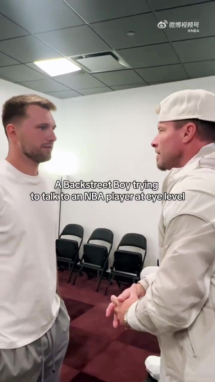 【球盟会】上道具🤣后街男孩主唱单膝跪在桌子上 与东契奇平视交流