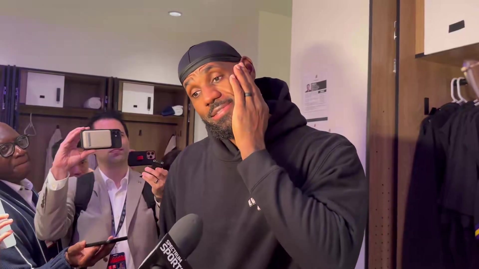 [有趣体育]詹姆斯爆粗口提前结束采访：所有人都TMD疯了(图2)