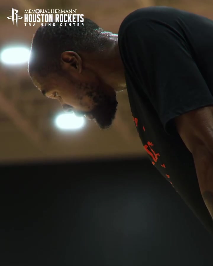 【球盟会】挥汗如雨！火箭官方晒杜兰特积极备战 老伙计亚当斯也现身合练