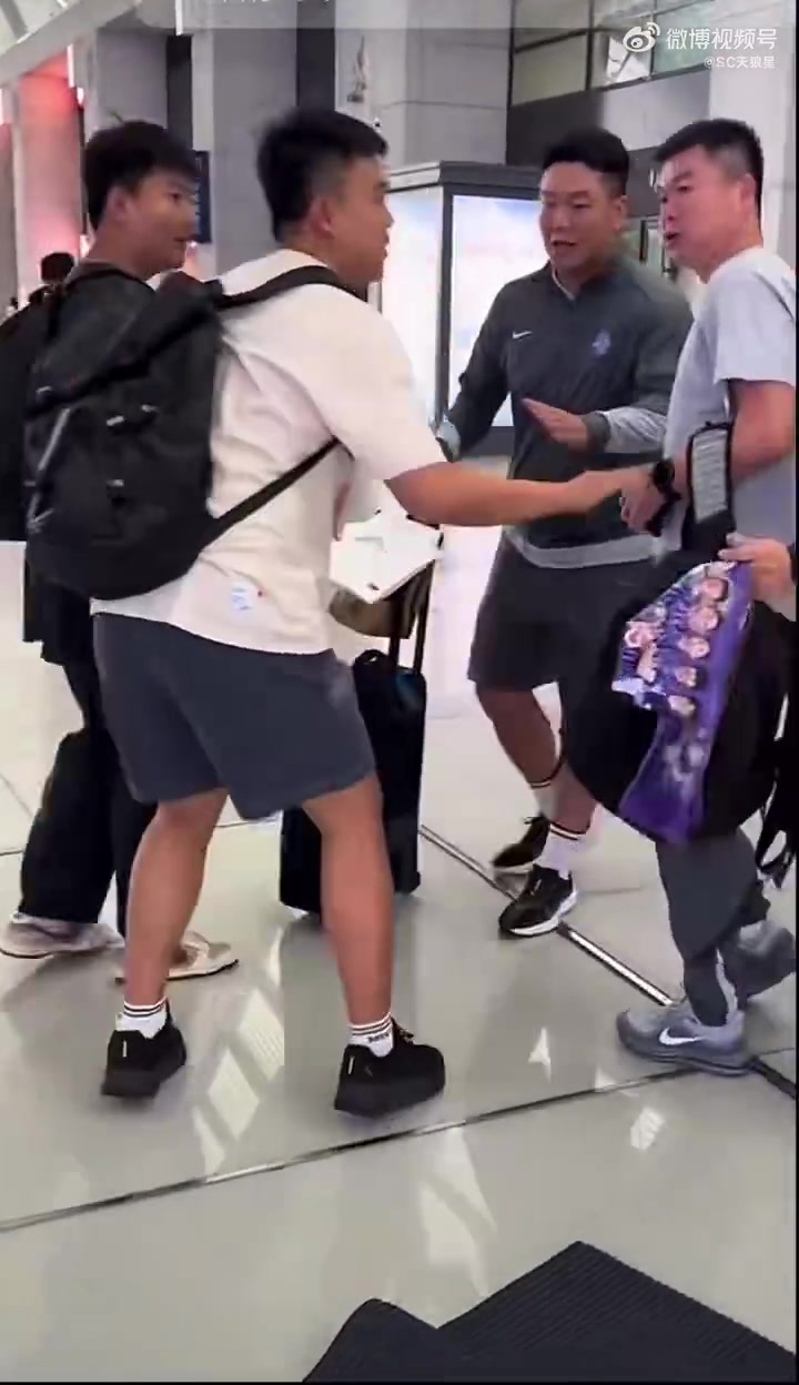 【第一观察】天津一球迷火车站迎接球队归来，结果不慎滑倒⬇️铲