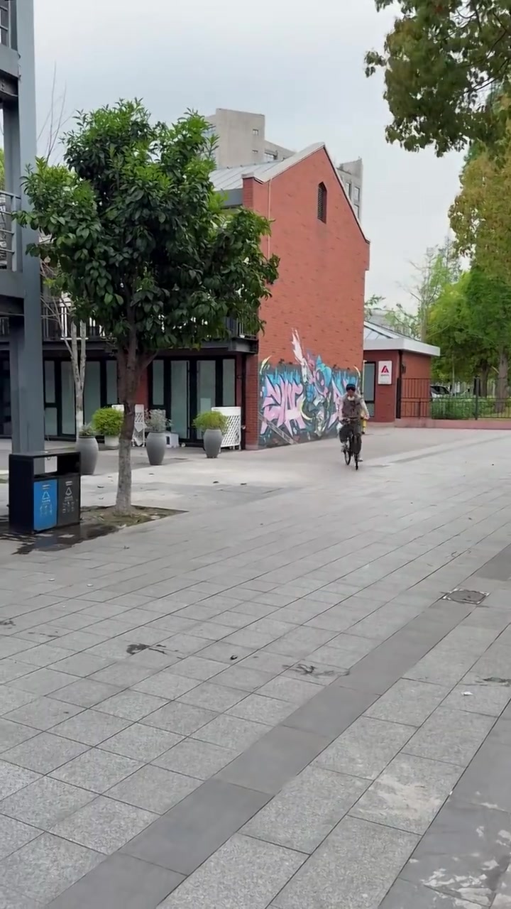 【万博电竞】BLG分享日常视频：丹尼的才艺展示环节 🚲是圈恩的