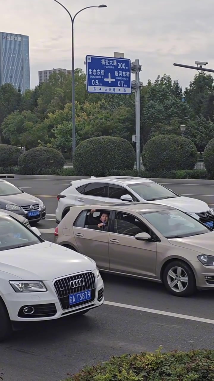 唱响助威歌的亚泰少年生日圆梦 亚泰将士为其庆生送祝福