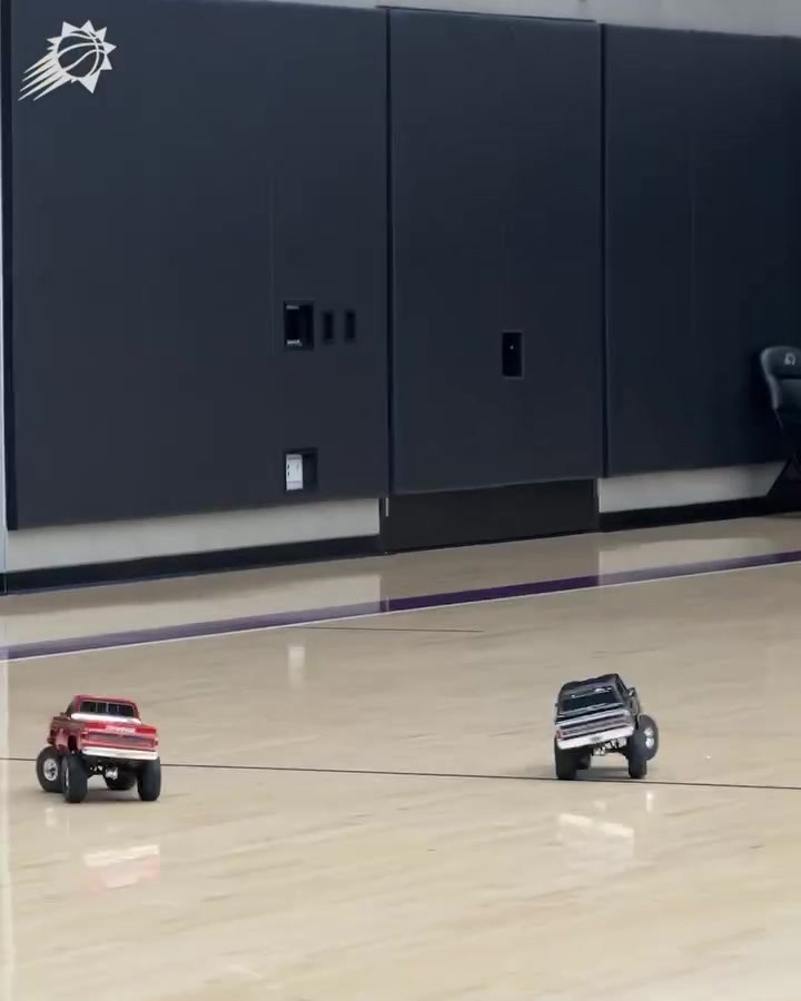 [体育前线]太阳全队获赠圣诞⬆️礼物遥控卡丁车 全队飙得不亦乐乎 还带漂移(图9)