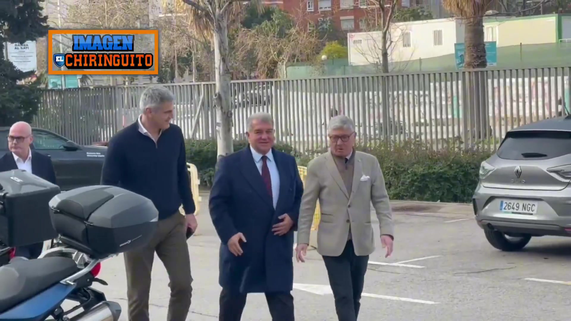 【体坛热讯】西媒：拉波尔塔与丰特首场辩论开始，拉波尔塔面带微笑抵达现场(图2)