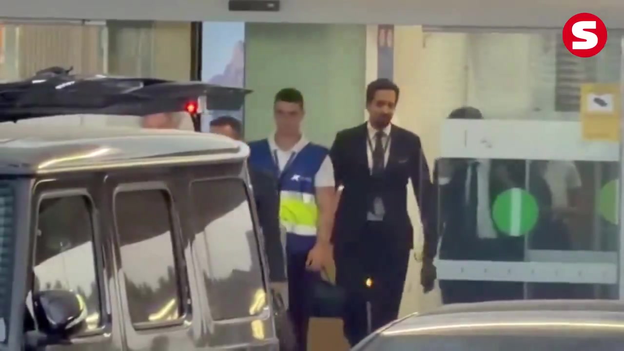 每体：经纪人门德斯抵达巴塞罗那，将出席阿德耶米签约亮相仪式