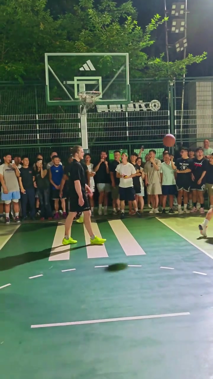 NBA扣篮王的实力！迪亚洛在徐家汇野球场上演炸裂战斧隔扣