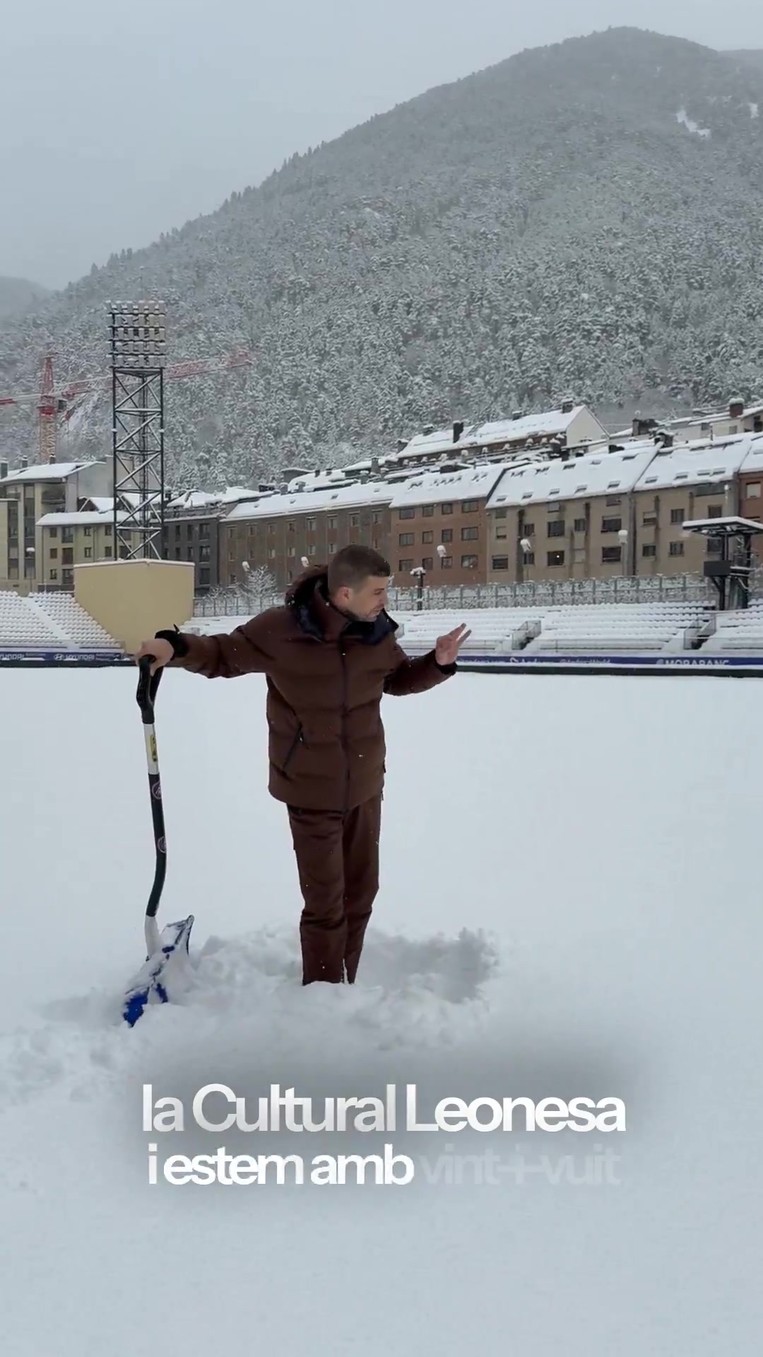 為確保比賽順利進(jìn)行，安道爾FC老板皮克親自來(lái)到球場(chǎng)鏟雪