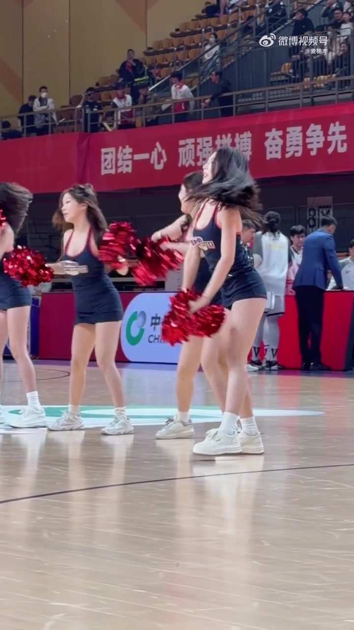 球迷們在哪里？媒體人分享廣州龍獅啦啦隊精彩表演