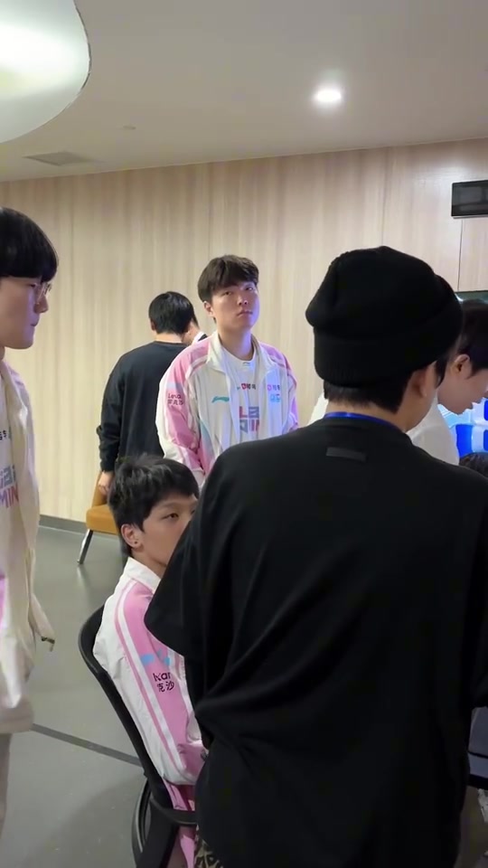 BLG分享选手动态：赛前会议进行中【球盟会】