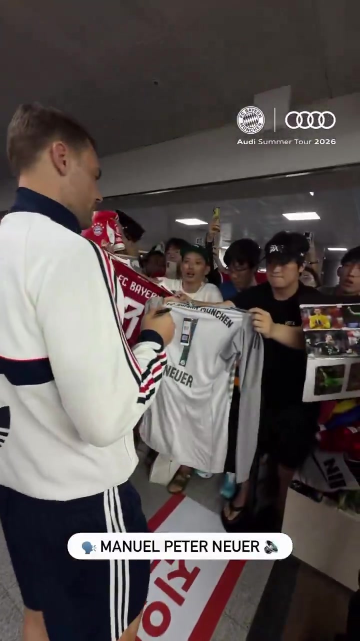 喊破音了！拜仁抵达韩国济州岛，诺伊尔为狂热球迷签名