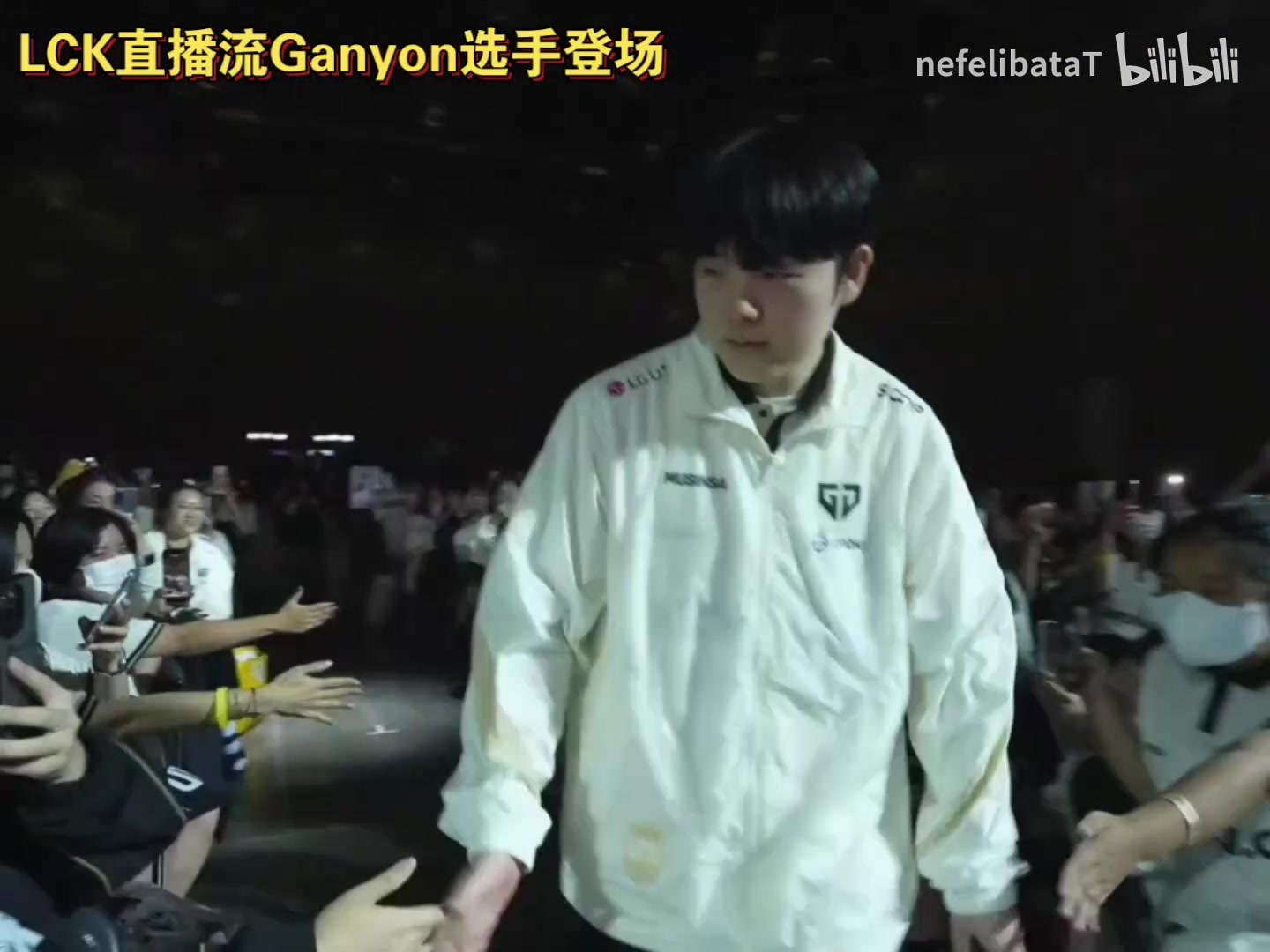 【万博电竞】GEN对阵DK赛前三叔登场，许哥和观众一起喊“Canyon，Fighting！