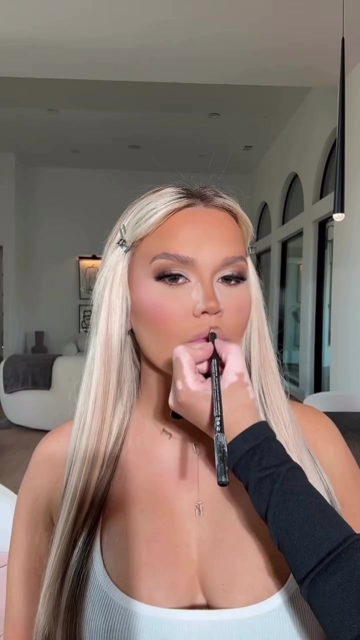 【热点追踪】兰德尔娇妻来主场为老✨公加油 生两娃身材依旧在⚽线 紫色大衣✌️吸睛(图4)