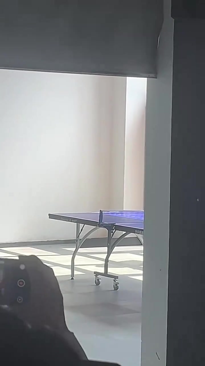 直接暴扣！JKL在WE场馆候场时打起了乒乓球