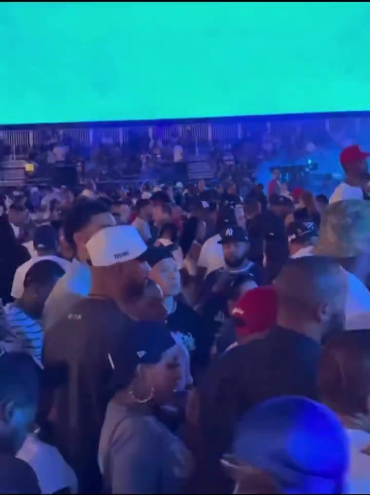 詹姆斯与塔图姆一同入场观看Jay–Z演唱会 詹姆斯向身边观众问好