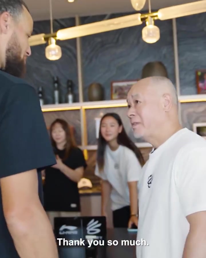 【球迷报道】库里与李宁会面&一起打高尔夫+干杯：库里品牌的非凡新篇就此启幕(图2)