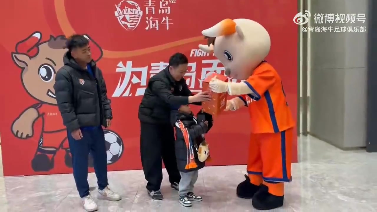 【赛事新鲜事】3.20青春⬆️足球场 幸运家庭走进内场 送上海牛32周年纪念礼盒(图5)