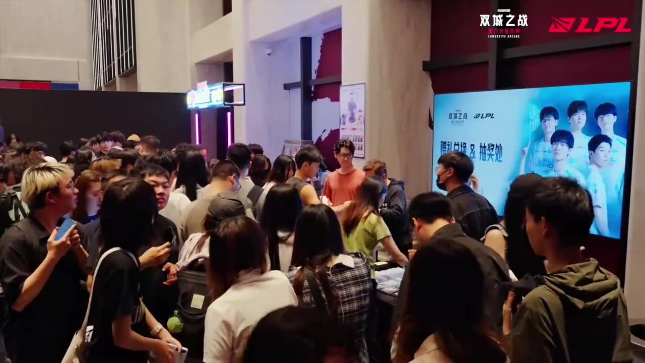 LPL官方发布视频：和BLG一起看浸入式音乐秀双城之战会发生什么？【球盟会】